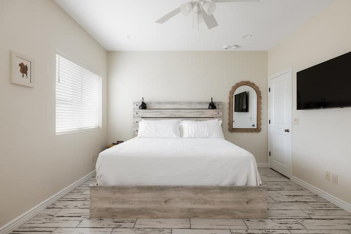 Opustite se u ovom prostranom utočištu s mekanim bračnim krevetom, mekanom posteljinom i umirujućim tonovima. Uživajte u emisijama na TV-u ili se opustite u udobnim naslonjačima sa stolićem. Moderna rasvjeta i stropni ventilator pridonose udobnosti, a kupaonica u sobi nudi luksuz i praktičnost.