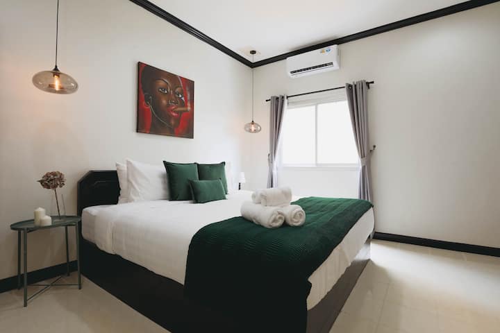 Chambre 1 • Chambre avec très grand lit, climatisation, lumière naturelle et beaucoup d'espace pour se détendre