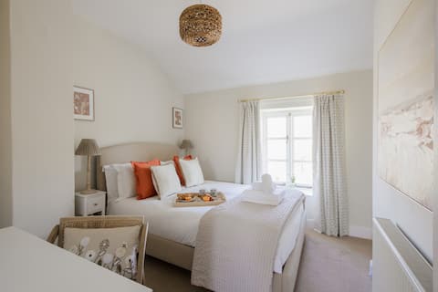 Popular Airbnb listing: Idyllic Location in Bourton + 2 Parking Spaces in Bourton On The Water