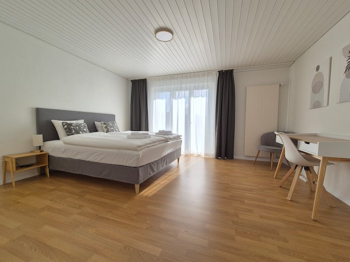 Schlafzimmer 1: Kingsize-Boxspringbett (180 x 200 cm) mit Schreibtisch, Kleiderschrank und eigenem Balkon