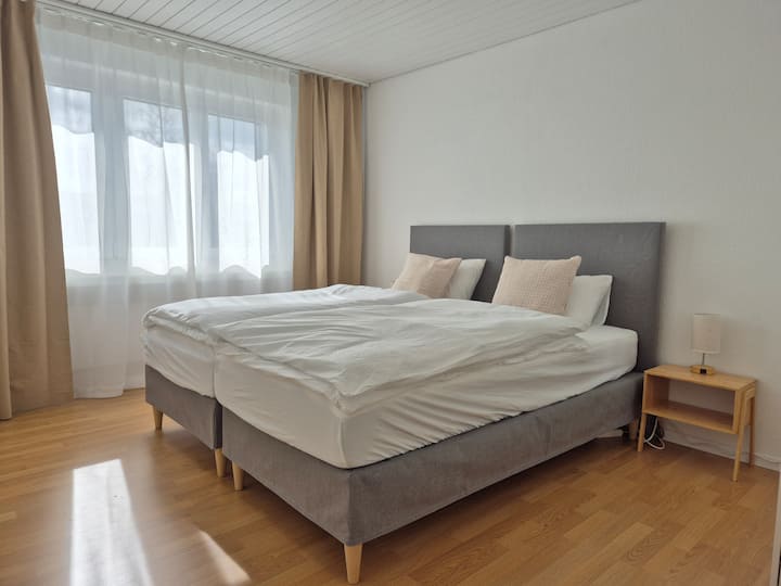 Schlafzimmer 3: Zwei Boxspringbetten (je 90 x 200 cm), die entweder zusammengeschoben werden können, um ein Kingsize-Bett zu bilden, oder auseinander geschoben werden können, um 2 Einzelbetten zu bilden. Das Schlafzimmer verfügt auch über einen Kleiderschrank.