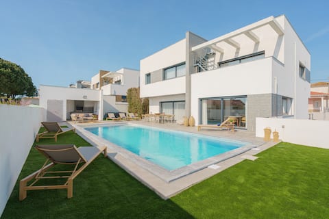 Luxury Chill Villa with private pool and jacuzzi