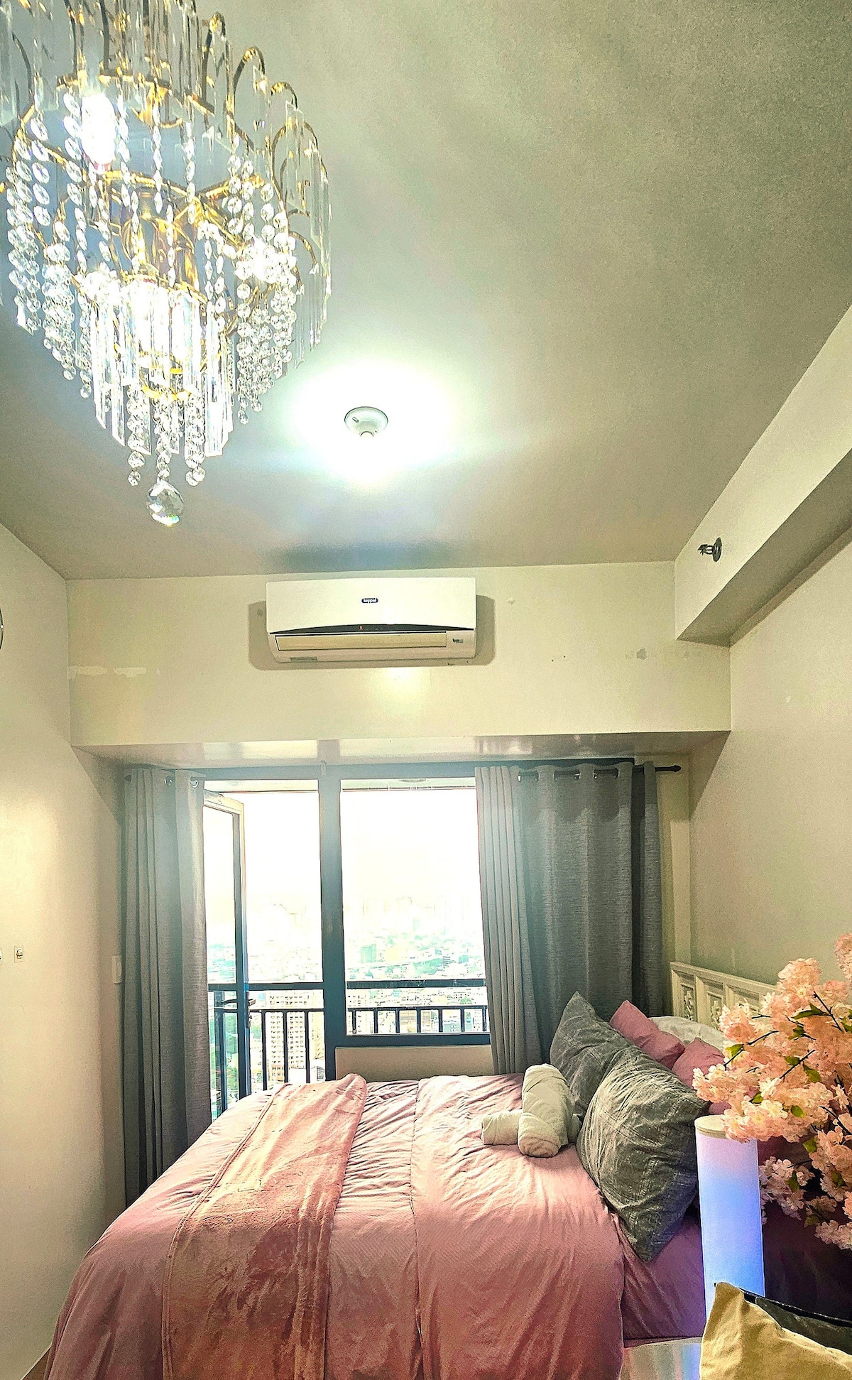 Esta cómoda cama romántica es esponjosa con un encantador marco de madera tradicional. Elevado más alto, te da no solo un sueño acogedor, sino también la experiencia única de despertarte con el hermoso cielo sin salir de la comodidad de tus almohadas :)