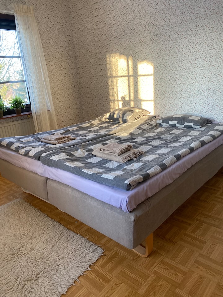Hay dos camas disponibles. Se pueden juntar como una cama doble, o una y una como camas individuales. El dormitorio está ubicado en el primer piso.