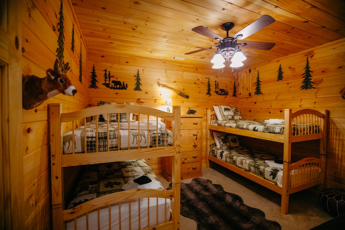 Во оваа забавна соба на спрат со шумска тематика може да се сместат четири лица со два двокреветни кревета, телевизор, книги, места за седење и удобен декор на дрвена колиба - совршена за деца или групи да се опуштат, да читаат или да гледаат филмови заедно.