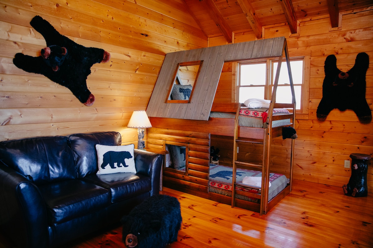 Отвореното поткровје има поглед кон дневната соба и има удобен кревет на спрат во стил на дрвена колиба и удобно место за седење - совршено за опуштање на утринското сонце. Порта за бебиња на скали; постојано надгледувајте ги децата и миленичињата. 