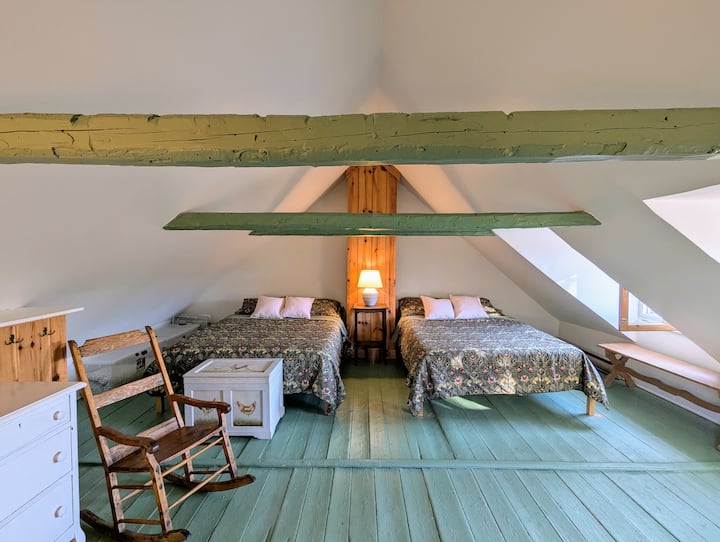 Dva bračna kreveta na katu, izložene grede (niske) i pod predaka 