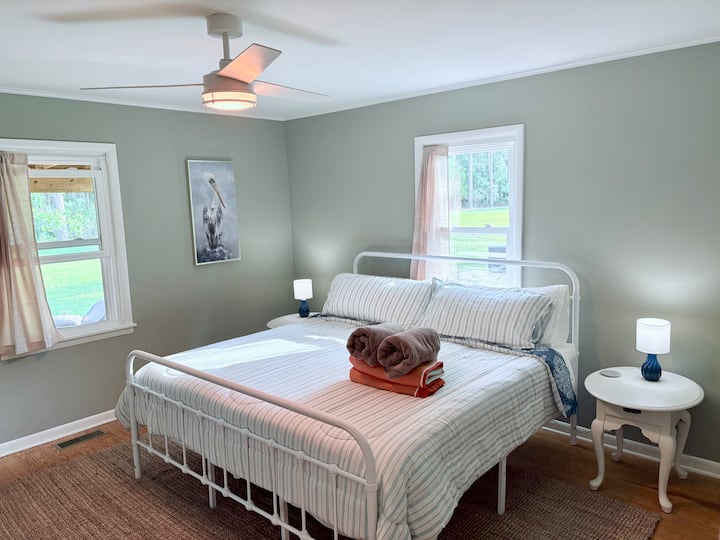 Დიდი საძინებელი №2 პირველ სართულზე ტელევიზორითა და კომოდით