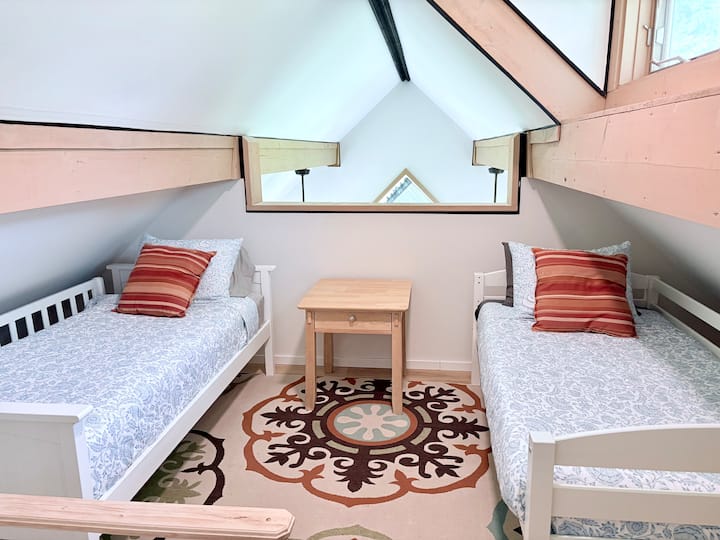 Საოჯახო სასტუმრო: ლოფტის საძინებელი 2 ორადგილიანი საწოლით 