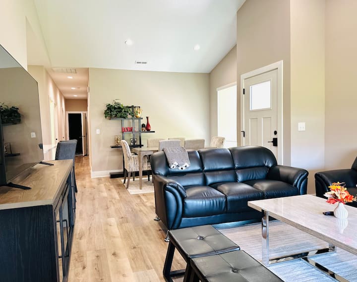 *New, Convenient, Spacious & Quiet Home* - Wichita, KS