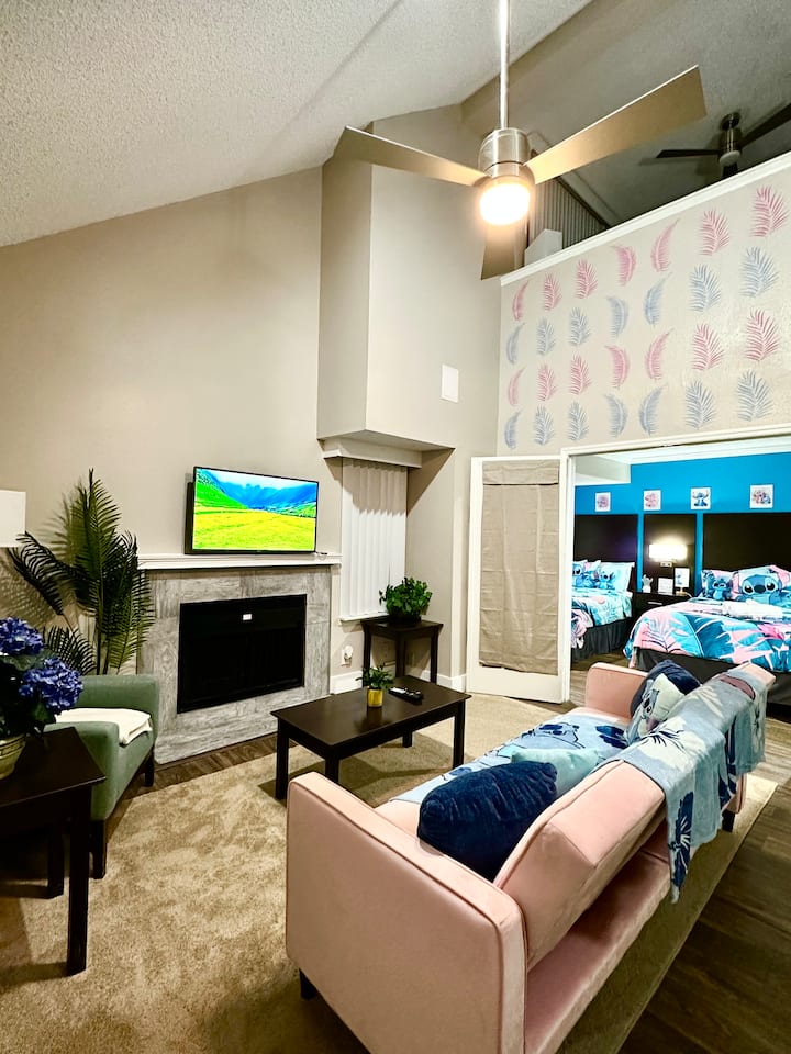 เพลิดเพลินกับการเข้าพักในห้องนั่งเล่นธีมสติชที่กว้างขวางนี้ มีโซฟาและเก้าอี้ตกแต่งให้คุณผ่อนคลายหลังจากสนุกสนานท่ามกลางแสงอาทิตย์มาทั้งวัน นอกจากนี้ยังมีสมาร์ททีวีเพื่อให้คุณดูรายการโปรดได้