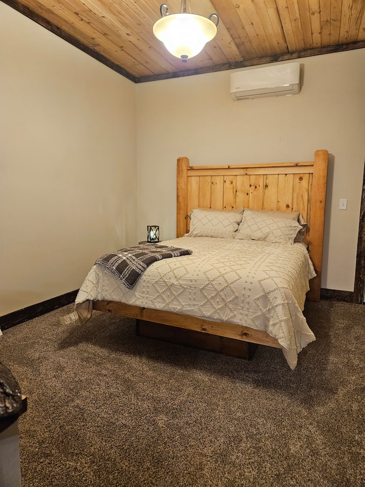 Ledgestone Farms- Cozy Hide Away - Warren, OH