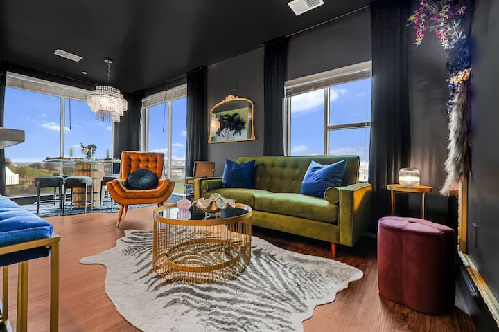 Bourbon & Bubbles | Walkable | Gym + Sky Lounge