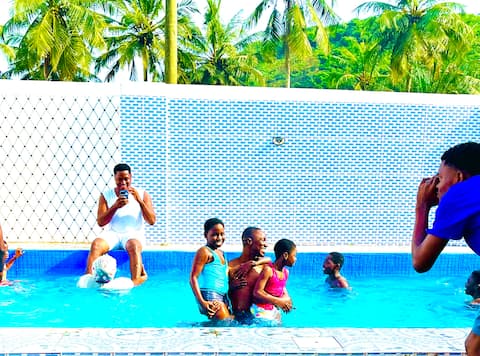 4x 3bed private family Ensuites, WIFI, food, pool