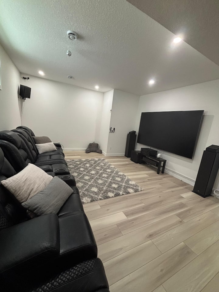 Cozy 2br Basement Suite W/ Cinema | Private Entry - Okotoks