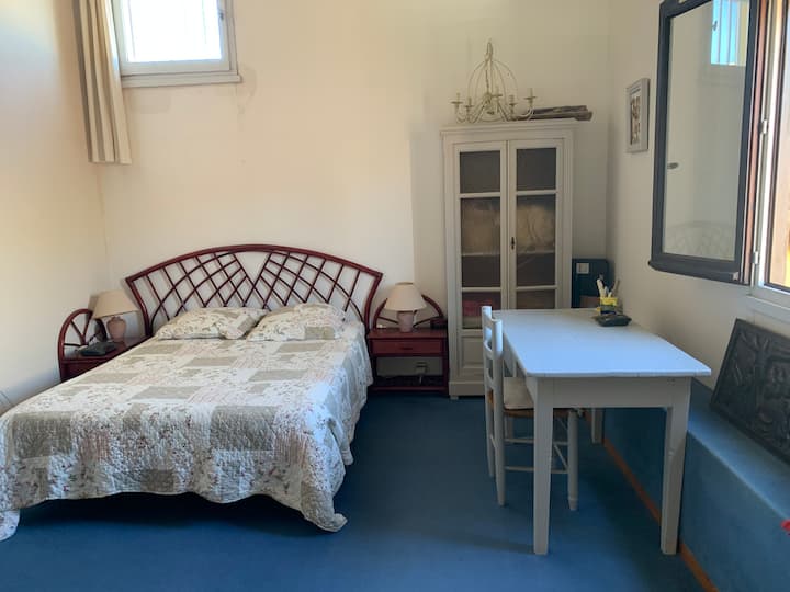 SPAVAĆA SOBA S KREVETOM EN 140