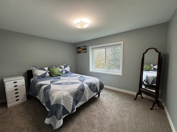 בחדר השינה המרווח הזה יש נוף לחצר הקדמית ולאגם ג'וי.