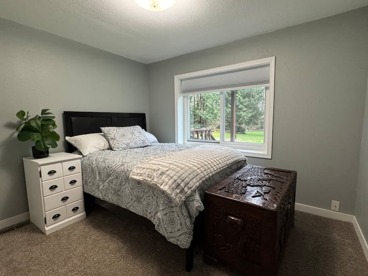 חדר השינה היפה הזה נהנה מהנוף של החצר האחורית.