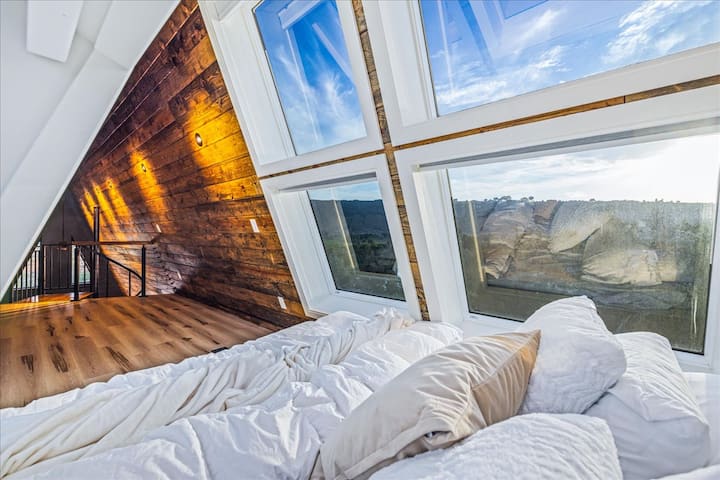 ลอฟท์มีช่องแสงสี่เหลี่ยมขนาด 8 4 ฟุตเหนือเตียงคิงไซส์ เป็นสถานที่มหัศจรรย์ที่จะนอนและดูดาวเหนือศีรษะ (หมายเหตุ: หน้าต่างมีม่านบังแสงสีดำเพื่อลดความร้อนและความเป็นส่วนตัว)