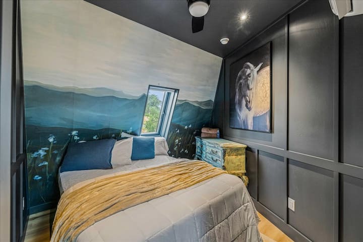 เตียงควีนไซส์อยู่ติดกับช่องแสงส่องลงมา ทำให้มีมุมมองที่ไม่เหมือนใครของหลุมที่ 9 ที่คันทรีคลับ ติดตั้งม่านบังแสงเพื่อความเป็นส่วนตัว