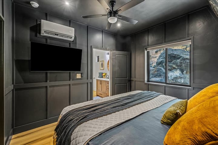 เตียงขนาดคิงไซส์อยู่ในตำแหน่งที่ใช้ประโยชน์จากระบบปรับอากาศและยังมีวิวที่ยอดเยี่ยมของชุดสมาร์ททีวีสำหรับการสตรีมบนอินเทอร์เน็ต Starlink ที่เร็วของเรา