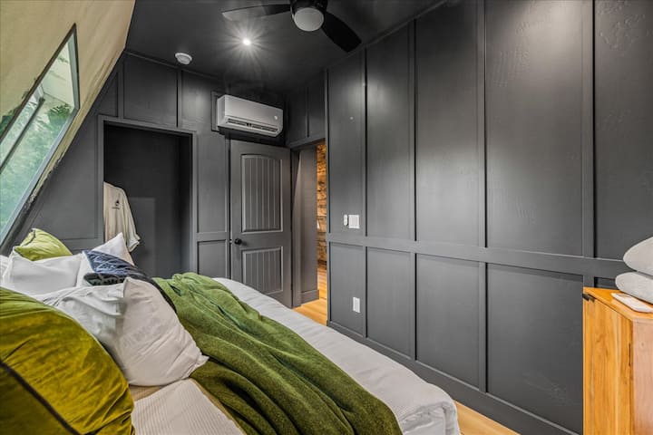 เตียงควีนไซส์ที่วางตัดมุมใต้ช่องแสงสี่เหลี่ยมจัตุรัสขนาด 4 ฟุตช่วยให้คุณได้เห็นวิวที่สวยงาม! ห้องพักยังมีระบบปรับอากาศส่วนตัว/ไม่มีท่อส่งลมเพื่อการพักผ่อนยามค่ำคืนที่สะดวกสบาย
นอกจากนี้ยังมีม่านบังแสงสีดำเพื่อความเป็นส่วนตัว