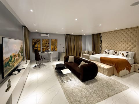 Luxury 5BR Duplex w/Starlink, 24/7 Power in Lekki