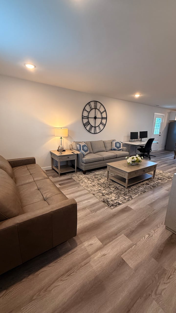 Modern Spacious Stay | Fast Wi-fi + Workspace - Hickory, NC