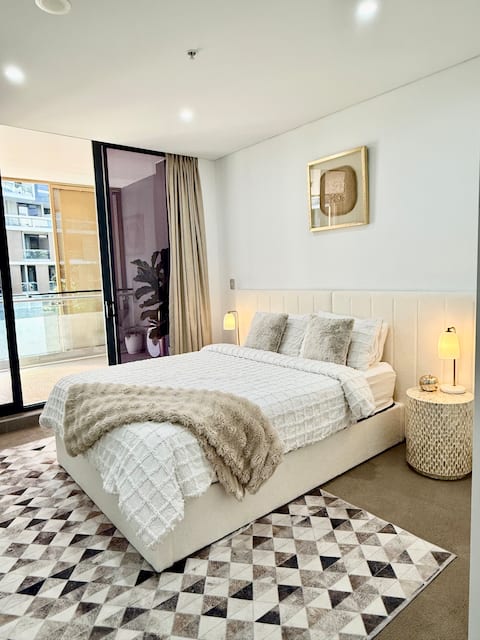 Mascot 2BR near train airport city free parking