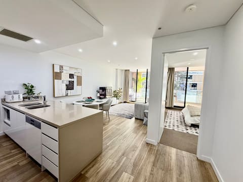 Modern 2BR near train- Food court. Free Parking