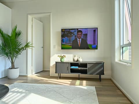 Spacious 1BR on Iconic Lygon St + Free Parking