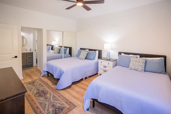 Idéale pour les familles ou les amis, cette deuxième chambre confortable offre deux lits, de nombreux rangements et un placard avec des articles de plage essentiels, ainsi que de la literie, des oreillers et des serviettes supplémentaires. Une salle de bain complète avec une disposition divisée facilite les matins.