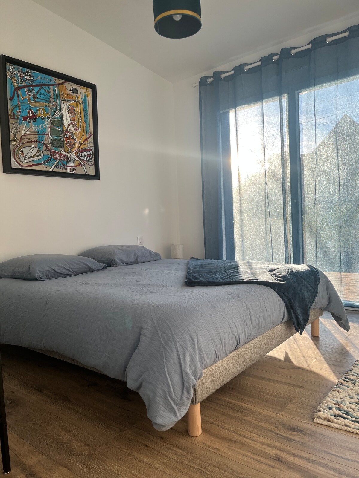 Стаята на Azur ви очаква със своите 160 легла и съблекалня. Тя е с изглед към градината, напълно затворена от 500 м2 и се радва на достъп на открито, водещ до самостоятелна тераса, където можете да пиете кафе или да прочетете книга.