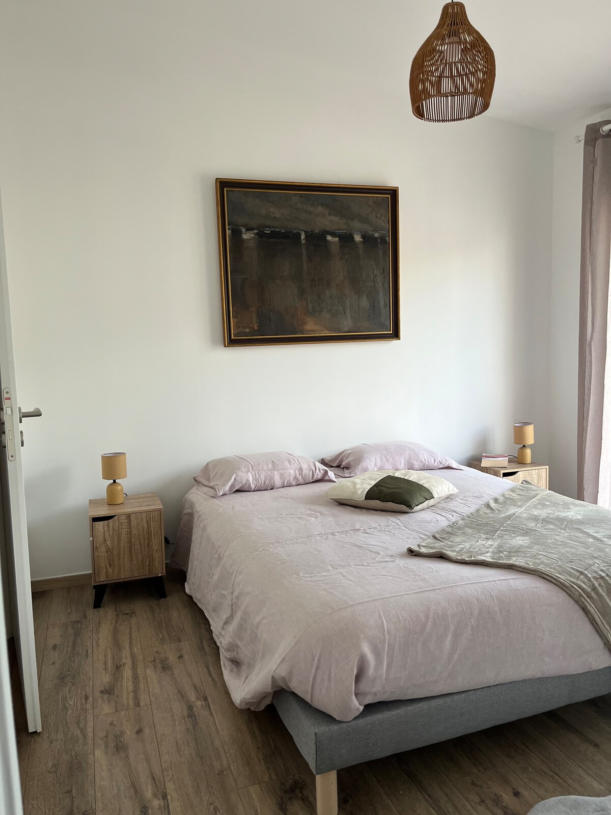 Стаята на Дюн е най - просторната от трите. Също така гледа на запад и гледа към градината. Има достъп на открито до самостоятелна западна тераса, на която ще се насладите, докато се разхождате на слънце.