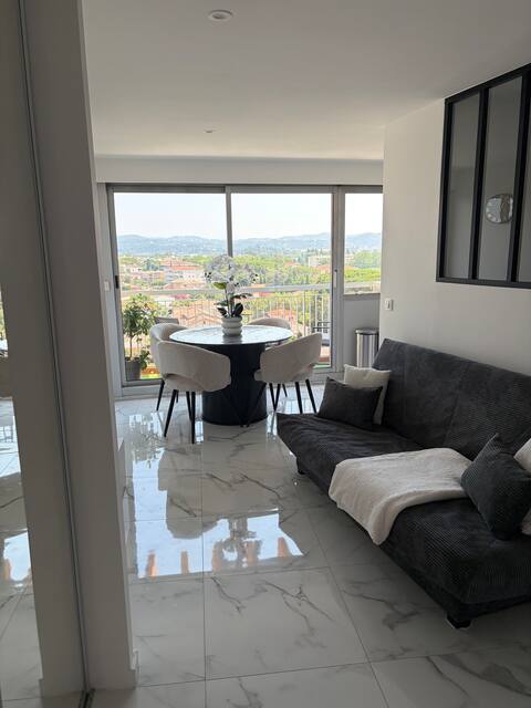 Propriété Airbnb réussie: Modern apartment with pool and close to the beach à Mandelieu La Napoule