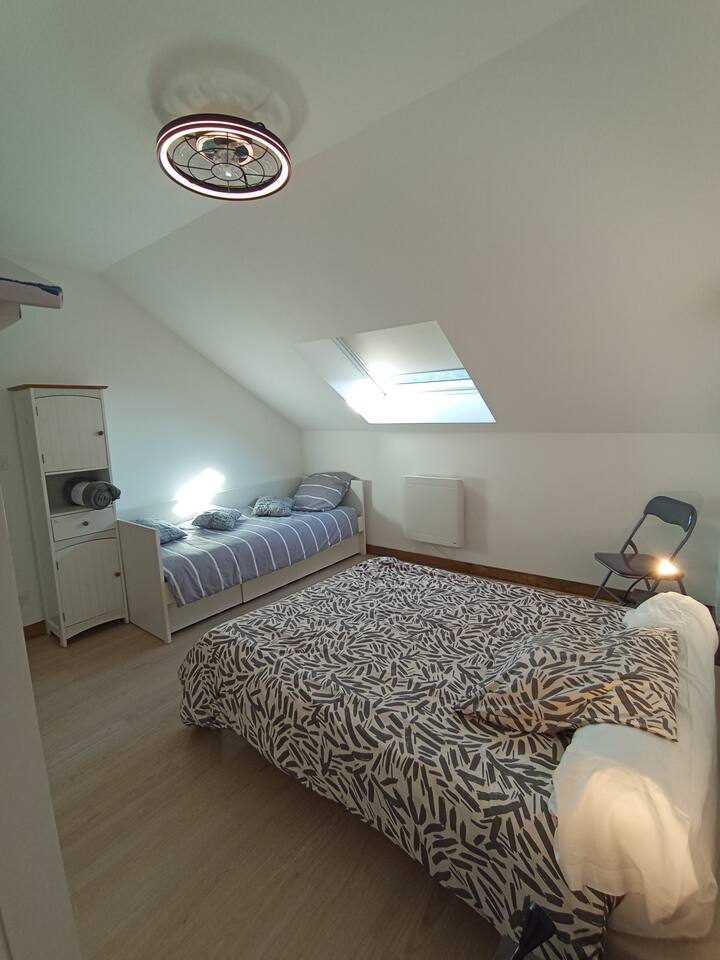 Спална соба со двоен кревет во 140x200 и кауч на спуштање за едно лице, гардероба и колона за чување на сите негови работи. идеална за деца. Приспособлив LED светилник со вентилатор со променлива брзина.