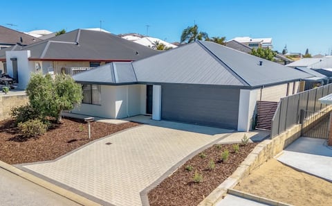 Popular Airbnb listing: The Caddyshack - cosy beach and golf retreat in Perth