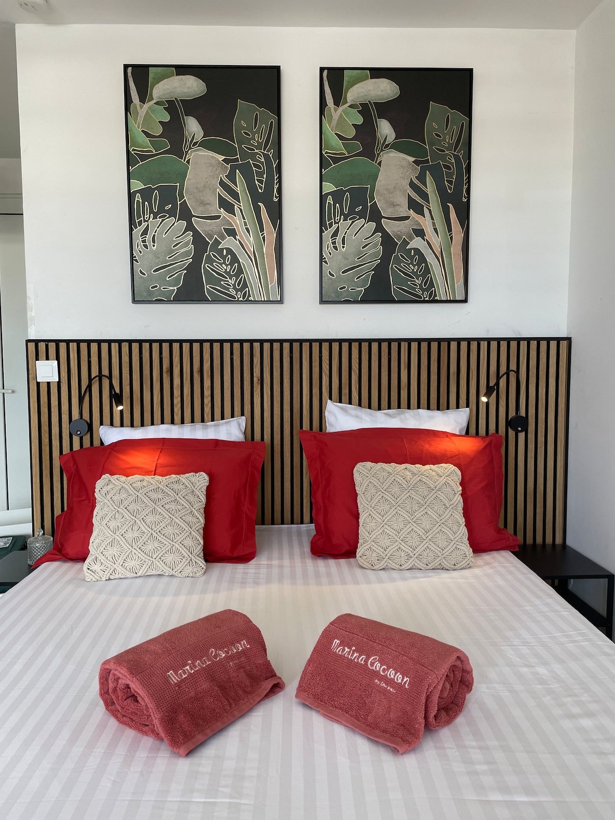 นอน 160 คนระดับไฮเอนด์พร้อมสปริงบ็อกซ์ที่ระบายอากาศได้ดีและที่นอนนุ่มสบาย Tempur เสริมด้วยหมอนความทรงจำ
ผ้าขนหนูปัก