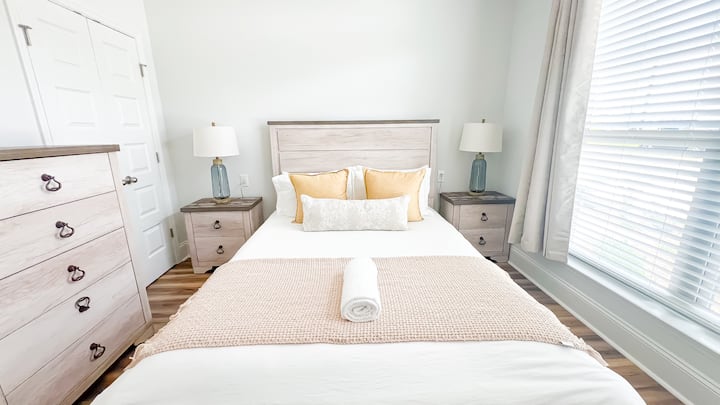 Spavaća soba na prvom katu s bračnim krevetom 