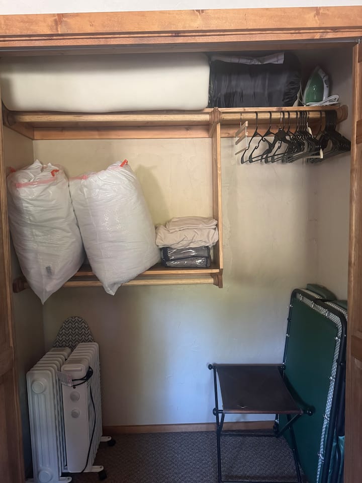 Sábanas adicionales, mantas, sofá cama, almohadas, cama, cuna y saco de dormir. Plancha y tabla de planchar, perchas adicionales. Dos calentadores eléctricos si es necesario en invierno.