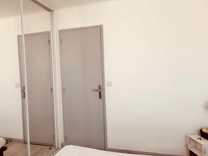 Dollap me pasqyrë, mundësi për të varur disa rroba sipas kërkesës 
2 rafte falas për rroba të tjera