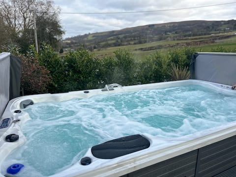 Beautiful Coach House & Swim Spa, sleeps 6
