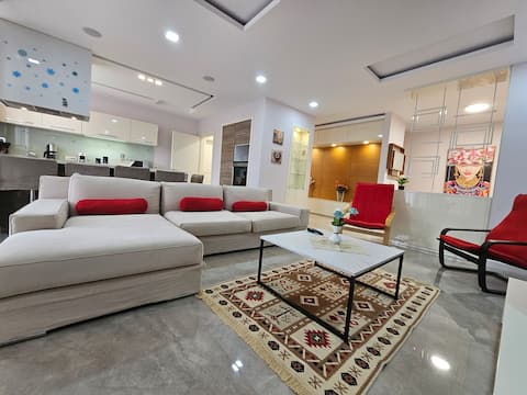 Skyline Serenity Penthouse –with 180° city views