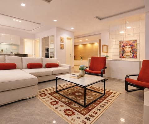 Luxury 4BR Penthouse with Views Free Parking