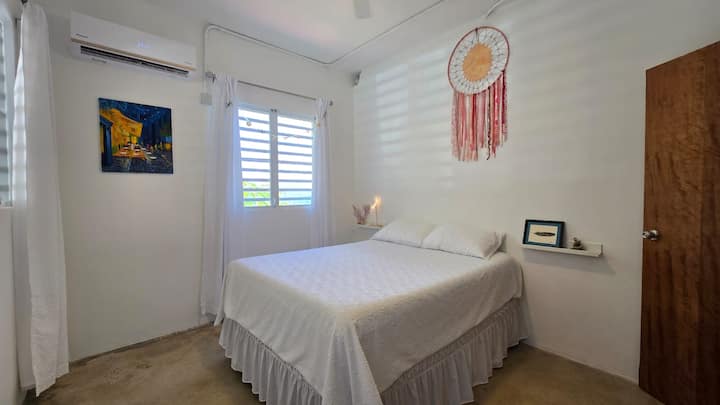 First level room with queen bed, good lighting, A/C and mountain view.