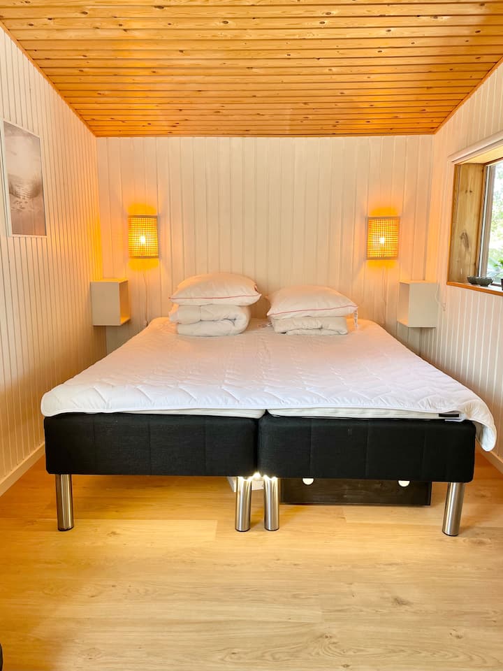 可爱的卧室，配有160厘米x200厘米的双人床。 
还有一张周末床，可免费借用。
卧室有两扇窗户，均配有遮光帘。 