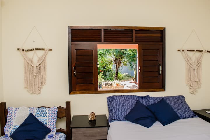 1 ორადგილიანი საწოლი, კონდიციონერი და ტელევიზორი.