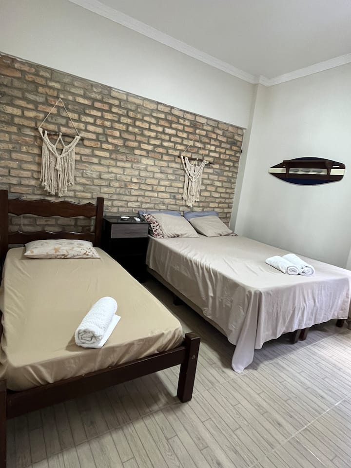 1 152x203 სმ ზომის საწოლი, კონდიციონერი და ტელევიზორი 