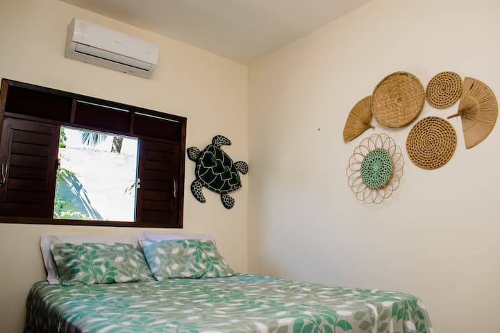 საწოლი 150‑179 სმ, კონდიციონერი და ტელევიზორი.
