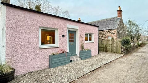Cosy 2 bedroom cottage with outside hot tub
